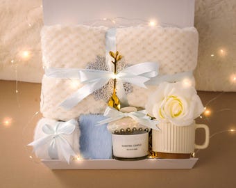 Umarmung in einer Box, Hygge-Geschenkbox für Frauen, Denken an Sie Box, Ermutigungsgeschenk, gemütliches Pflegepaket, Self-Care-Korb, Decken-Geschenkbox mit Becher