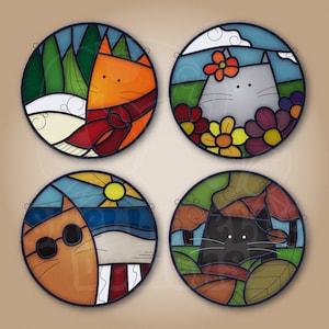 Puede incluir: Cuatro paneles redondos de vitrales con gatos en diferentes entornos. El primer panel muestra un gato naranja con una bufanda roja en un entorno de bosque. El segundo panel muestra un gato gris en un campo de flores. El tercer panel muestra un gato marrón con gafas de sol en una playa. El cuarto panel muestra un gato negro en un entorno de bosque de otoño.