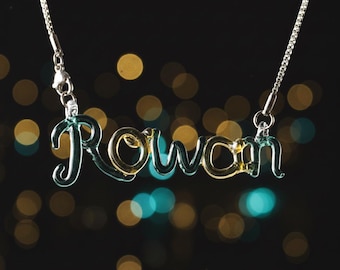 Collar con nombre personalizado de vidrio soplado, colgante con letra de color escultural personalizado, joyería artística de vidrio soplado.