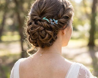 Pente de cabelo Blue Iris, adorno de cabelo artesanal com penas, presente significativo para ela.