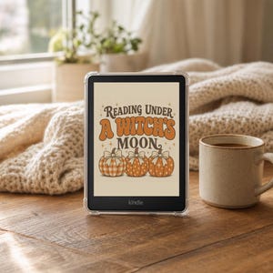 Protector de pantalla de Kindle con temática de brujas, Leyendo bajo la luna de una bruja, Fondo de pantalla literario de otoño, Pantalla de bloqueo de Kindle de otoño, Regalo acogedor para lectores