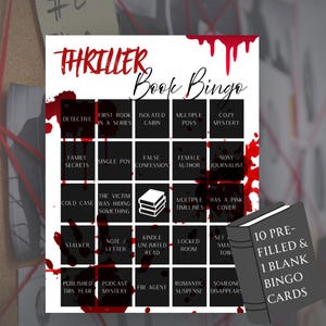 Pode incluir: Uma cartela de jogo Thriller Book Bingo com fundo branco, respingos de sangue vermelho e quadrados pretos com textos. Um gráfico cinza escuro separado exibe o texto 10 PRE-FILLED & 1 BLANK BINGO CARDS.