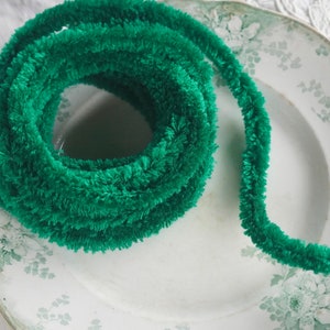Op de afbeelding: Een rol felgroene, pluche trim, perfect om een vleugje whimsy toe te voegen aan knutselwerk en decoraties.