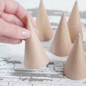 Mini conos de papel maché: conos artesanales pequeños de cartón prensado de 3 pulgadas, 12 piezas.
