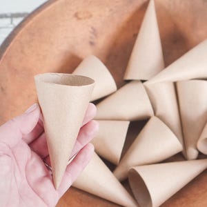 Conos de papel maché - Conos artesanales pequeños de cartón prensado de 4 pulgadas, 12 piezas.