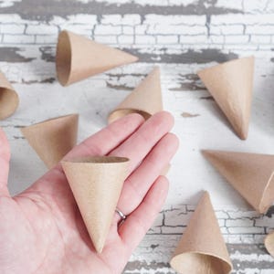 Pequeños conos de papel maché: conos artesanales de cartón prensado de 2,25 pulgadas, 12 piezas.