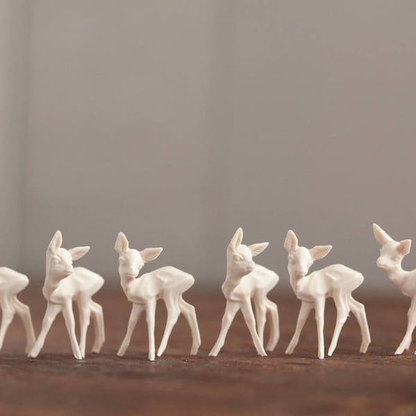 Cerf miniature en plastique - une douzaine de minuscules figurines d'artisanat allemand crème
