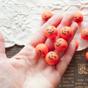 12 Mini Köpfe: JACK O LANTERN - 20 mm Vintage-Kürbisse mit Gesichtern, 12 Stück.