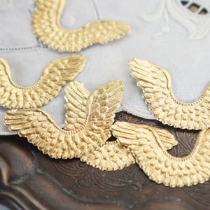 Kleine Engelflügel - Geprägte Goldfolie Die Cuts Dresdner Papier Flügel, 6 Stück