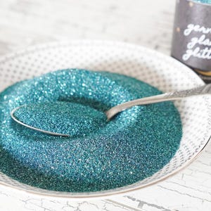Purpurina de vidrio alemán de grano fino, azul agua, frasco mezclador de 113 g