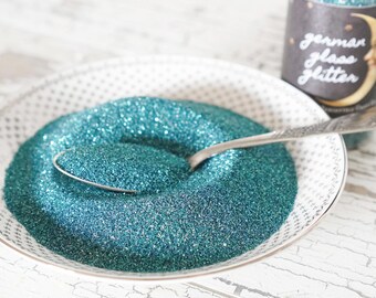 Finkornigt tyskt glasglitter, aquablå, 115 g shakerburk
