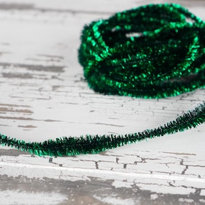 Metallic groene gebobbelde chenille: magere, geribbelde metallic hobbelige klatergoudrand, 3 m.