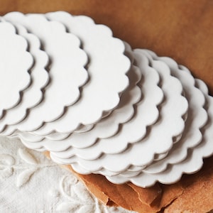 Círculos de cartón para manualidades de 3 pulgadas: círculos de cartón blanco troquelados con bordes festoneados, 12 piezas.