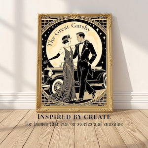 Puede incluir: Una lámina enmarcada con una ilustración en negro y oro de una pareja con ropa formal frente a un coche antiguo. El texto The Great Gatsby aparece arqueado sobre ellos. El marco es dorado, ornamentado y de forma rectangular.