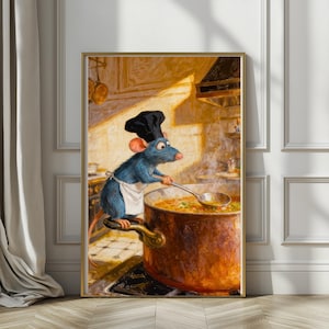 Puede incluir: Impresión enmarcada que representa a un chef rata azul removiendo sopa en una cocina. La rata lleva un gorro de chef y un delantal. La cocina tiene una olla de cobre, una estufa y un suelo embaldosado. La obra de arte utiliza una paleta de colores cálidos.