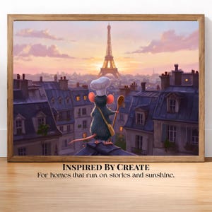 Peut inclure: Une impression d'art encadrée représentant une souris de dessin animé portant une toque de chef blanche et tenant une cuillère en bois, debout sur un toit surplombant la tour Eiffel à Paris au coucher du soleil. Le texte indique : INSPIRED BY CREATE For homes that run on stories and sunshine.