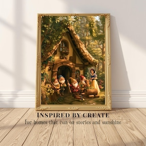 Puede incluir: Una impresión artística enmarcada que muestra una cabaña en un bosque con siete gnomos y una mujer con vestido amarillo y azul. El texto dice: INSPIRED BY CREATE For homes that run on stories and sunshine. El marco es ornamentado y dorado.