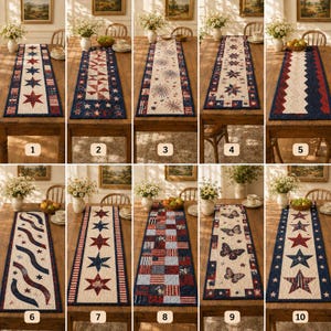 Puede incluir: Diez caminos de mesa patrióticos con varios diseños. Cada camino presenta colores rojo, blanco y azul, con patrones que incluyen estrellas, fuegos artificiales y formas geométricas. Se muestran sobre mesas de madera.