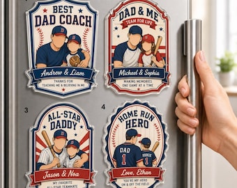 Op de afbeelding: Vier honkbal-thema magneten met illustraties van een vader en kind. Elke magneet heeft een uniek ontwerp met tekst als "Best Dad Coach", "Dad & Me", "All-Star Daddy" en "Home Run Hero". De magneten zijn in tinten blauw, rood en beige.