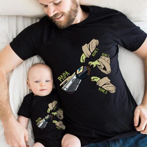 Camiseta personalizada de Star Wars para padre e hijo a juego, camisetas de Mandalorian Papa y Grogu Hands, camiseta de Baby Yoda para el Día del Padre, regalo para papá imagen 1