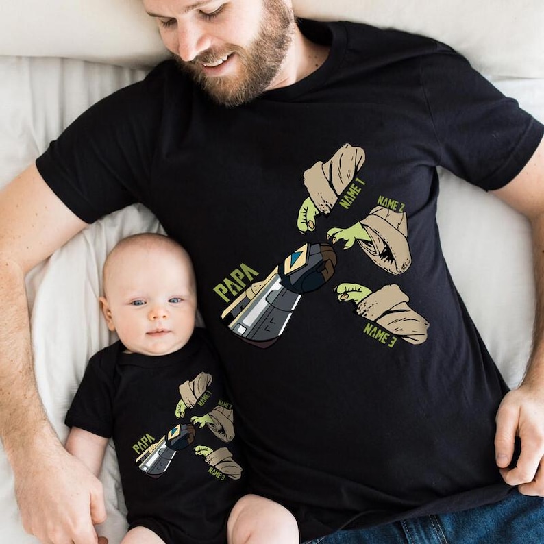 Camiseta personalizada de Star Wars para padre e hijo a juego, camisetas de Mandalorian Papa y Grogu Hands, camiseta de Baby Yoda para el Día del Padre, regalo para papá imagen 1