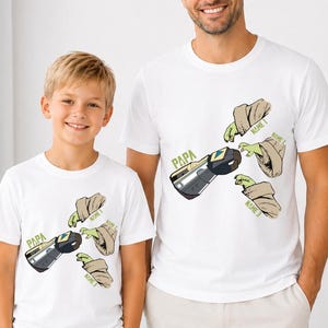 Camiseta personalizada de Star Wars para padre e hijo a juego, camisetas de Mandalorian Papa y Grogu Hands, camiseta de Baby Yoda para el Día del Padre, regalo para papá imagen 3