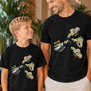 Camiseta personalizada de Star Wars para padre e hijo a juego, camisetas de Mandalorian Papa y Grogu Hands, camiseta de Baby Yoda para el Día del Padre, regalo para papá imagen 2