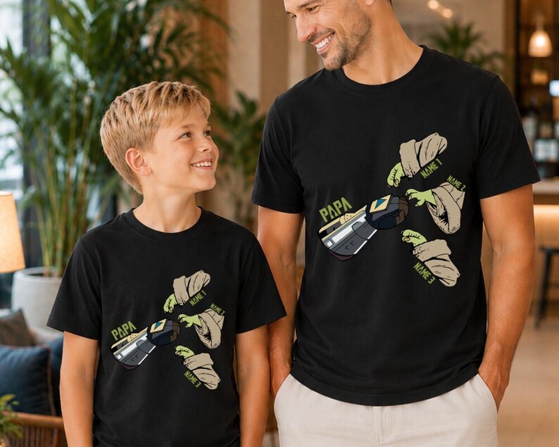 Camiseta personalizada de Star Wars para padre e hijo a juego, camisetas de Mandalorian Papa y Grogu Hands, camiseta de Baby Yoda para el Día del Padre, regalo para papá imagen 2