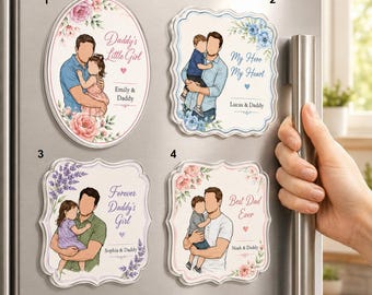 Op de afbeelding: Vier decoratieve magneten met illustraties van een vader en kind. Elke magneet heeft een ander ontwerp, inclusief bloemaccenten en tekst zoals "Daddy's Little Girl" en "Best Dad Ever". De magneten zijn bevestigd aan een koelkast.