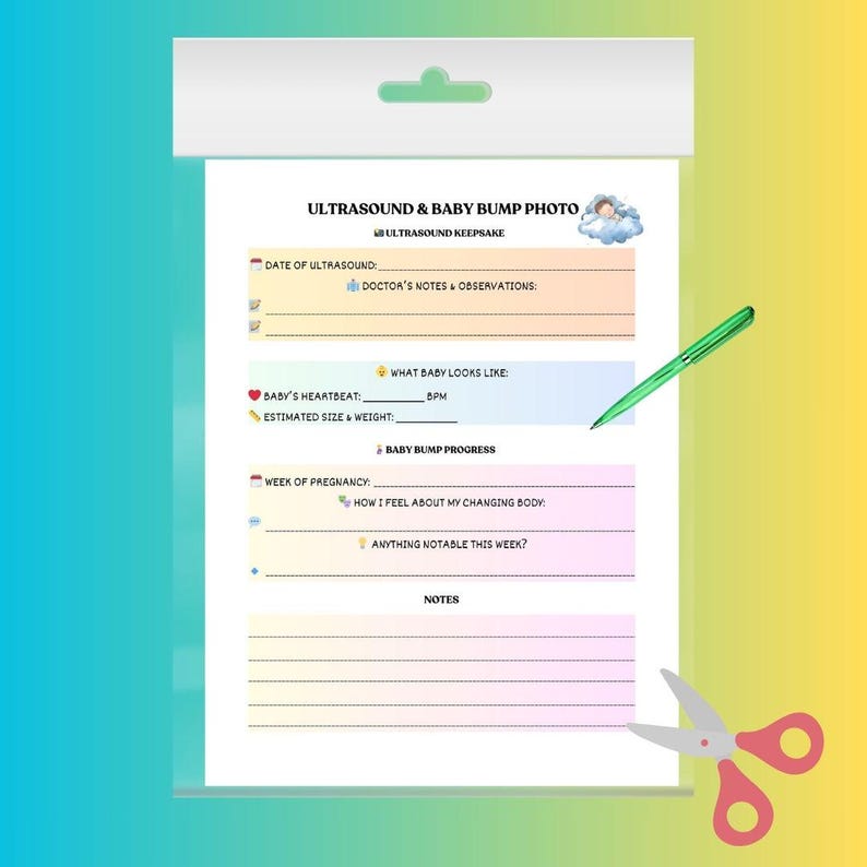 Puede incluir: Un paquete de pl&aacute;stico transparente que contiene un diario de embarazo con el texto "ULTRASOUND & BABY BUMP PHOTO". Un bol&iacute;grafo verde y unas tijeras con mango rosa est&aacute;n en el lado derecho del diario. El diario tiene secciones para detalles de ultrasonido y progreso del vientre del beb&eacute;.