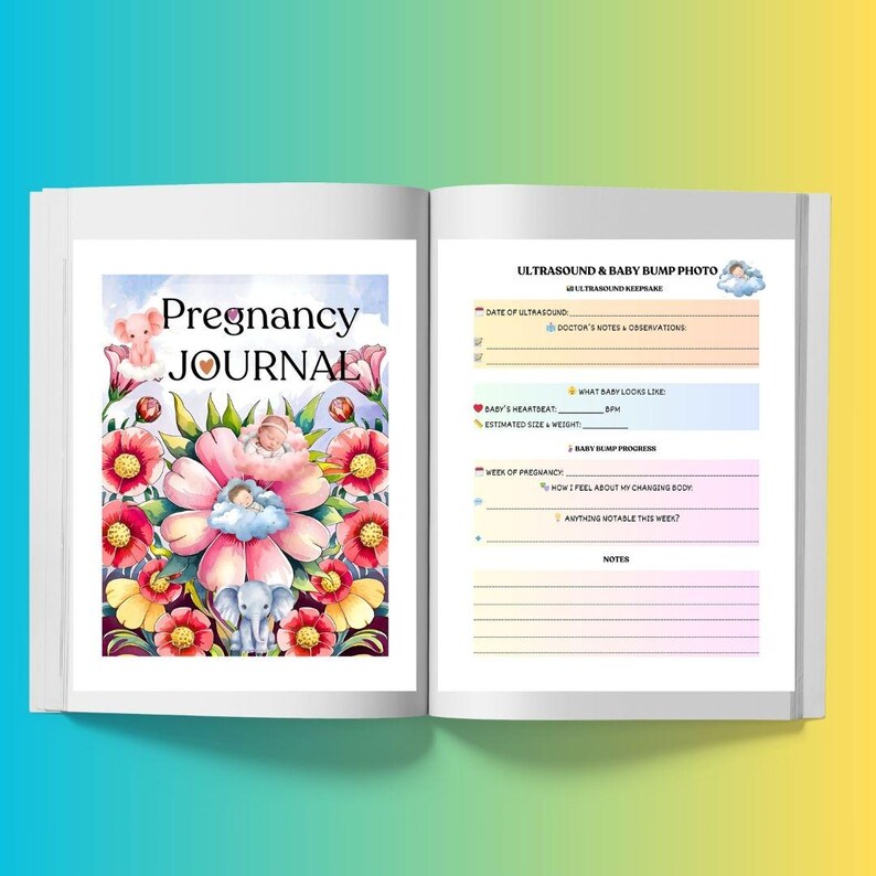 Puede incluir: Un diario de embarazo abierto, con el t&iacute;tulo "Pregnancy JOURNAL" en la p&aacute;gina izquierda, decorado con ilustraciones florales y de elefantes. La p&aacute;gina derecha es para fotos de ultrasonido y de la barriga del beb&eacute;, con indicaciones para notas y el latido del beb&eacute;.