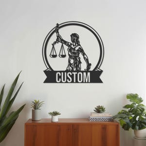 Justitia Metal Wall Art - Anpassbare Büroeinrichtung, weibliches Rechtssymbol für Anwälte, Richter und Rechtsbegeisterte