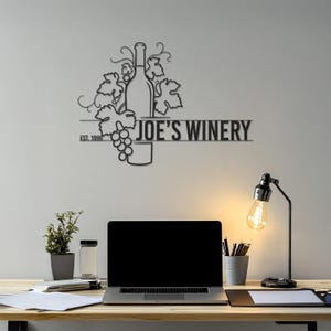 Décoration murale en métal personnalisée pour vignoble, enseigne personnalisée de bouteille de vin et de raisins, décoration élégante de bar et de cuisine, cadeau parfait pour les amateurs de vin