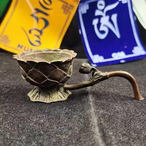 Quemador de incienso de cobre vintage de Nepal, urna para ofrendas en templos
