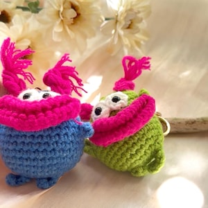 Spiky Frog Keychain, Frizzy Frog Crochet Charm, Green Blue Frog Plush, Cute Weird Frog Gift, Kawaii Bag Charm, Unique Animal Keychain