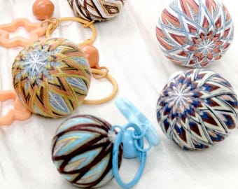 Llavero/Colgante para bolso/Adorno de pared/Adorno tradicional hecho a mano con forma de bola Temari / Decoración para bodas / Regalo de inauguración de casa / Regalo único para ella