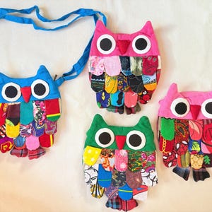 Puede incluir: Una colección de bolsos y bolsas con forma de búho en azul, rosa y verde. Los bolsos presentan diseños de patchwork en varios colores. Un bolso tiene una correa azul. Los búhos tienen ojos grandes y redondos y orejas puntiagudas.