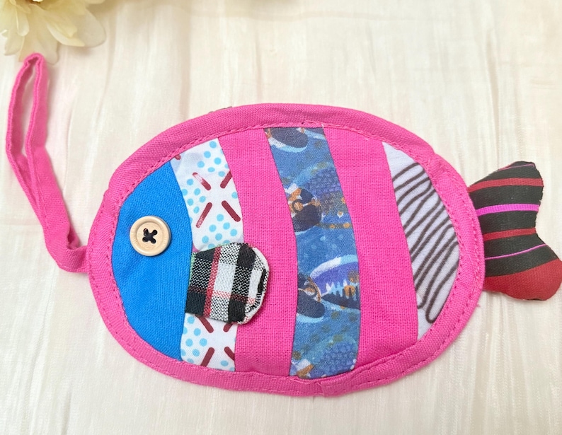 Monedero con forma de pez: monedero de tela de colores, pequeño bolso con cremallera, bonito bolso de mano con diseño de pez de patchwork para niños o mujeres. Rosa