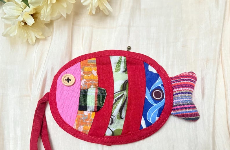 Monedero con forma de pez: monedero de tela de colores, pequeño bolso con cremallera, bonito bolso de mano con diseño de pez de patchwork para niños o mujeres. Rojo