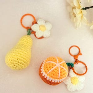 Chaveiro de crochê com pera e laranja, pingente de bolsa de frutas feito à mão, presente fofo para quem ama frutas, chaveiro de laranja suculenta, presente de pera verde, decoração de bolsa