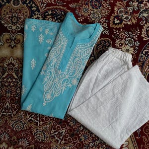 Conjunto indio bordado hecho a mano de kurti de algodón azul cielo con pantalones palazzo (sin aranceles).