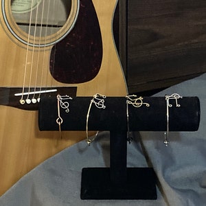 Armreif mit Musik charms (repurposed Guitar String)