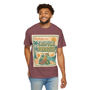 Maglietta con cartolina "Paradiso tropicale" / Maglietta "Saluti dal paradiso" / Maglietta da spiaggia retrò / Top estivo vintage / Maglietta con souvenir di viaggio