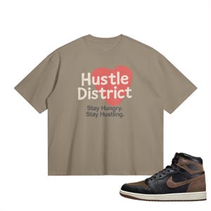 Palomino Match Shirt – Jordan 1 Palomino Match Shirt – Hustle Distrikt Bleib Hungry Bleib Hustling Tee – Braun Mokka Gold Streetwear Grafik T-Shirt für Sneakerheads