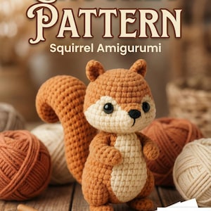 Peut inclure: Image d'un patron de crochet intitulé "CROCHET PATTERN Squirrel Amigurumi". L'image présente un amigurumi écureuil orange et crème fini, des pelotes de laine, un crochet et des instructions sur une surface en bois.