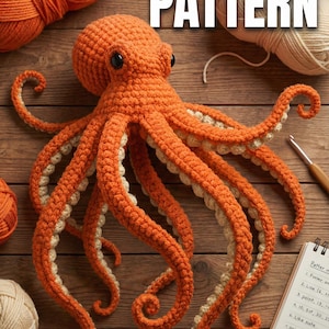 Può includere: Un polpo arancione all'uncinetto con dettagli color crema, su una superficie di legno. L'immagine include gomitoli di lana arancione e crema, un uncinetto e un blocco note con la scritta "CROCHET PATTERN".