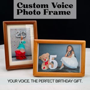 Puede incluir: Dos marcos de fotos de madera. Uno muestra una foto de una persona con un vestido colorido y un gran globo plateado. El otro muestra a una niña con un vestido blanco con un oso de peluche y el número 5. El texto en la parte superior dice "Custom Voice Photo Frame."