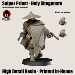 Puede incluir: Figura de resina detallada de un personaje de la serie "Sniper Priest - Holy Shogunate". La figura lleva un sombrero de ala ancha, una capa y una armadura, y sostiene dos pistolas. El texto "High Detail Resin - Printed In-House" está en la parte inferior.