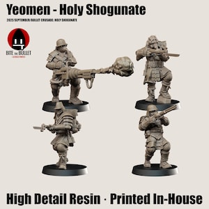 Könnte beinhalten: Vier detaillierte Resin-Miniaturen von Yeomen aus dem Holy Shogunate, jeweils mit Waffen und Rüstung posiert. Die Figuren stehen auf schwarzen Sockeln, mit dem Text "Yeomen - Holy Shogunate" und "High Detail Resin - Printed In-House".