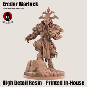 以下が含まれることがあります： 岩場に立つEredar Warlockの詳細な樹脂フィギュア。このフィギュアは、複雑な鎧と顔の特徴を備えたダイナミックなポーズをとっています。「Eredar Warlock」と「High Detail Resin」の文字が見えます。